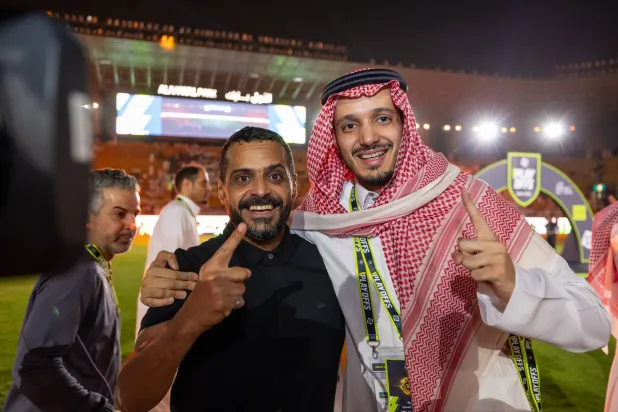 خالد العطوي مدرب الفريق مع الأمير خالد بن محمد رئيس مجلس الإدارة (نادي الدرعية)