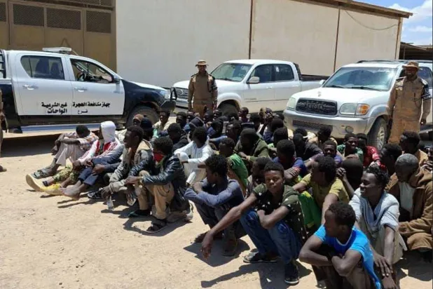 جانب من المهاجرين غير النظاميين السودانيين والتشاديين بعد إنقاذهم من الصحراء الجنوبية 23 مايو (جهاز مكافحة الهجرة بشرق ليبيا)