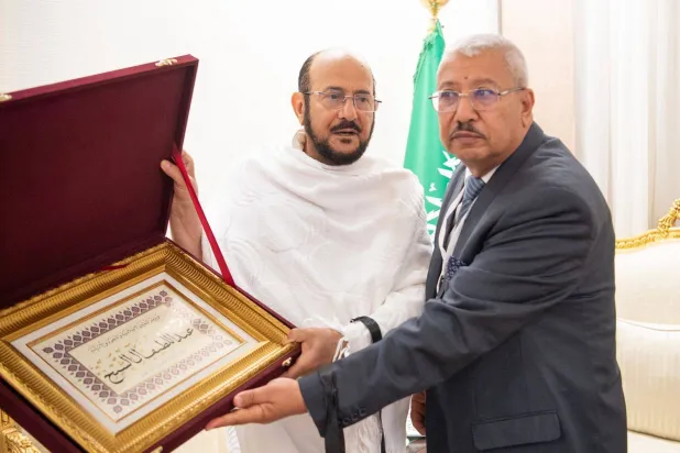 وزير الشؤون الإسلامية والدعوة والإرشاد السعودي خلال استقباله عدداً من الشخصيات الإسلامية في مشعر منى (الشرق الأوسط)