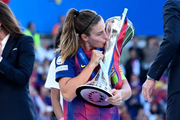  أليكسيا بوتياس تحتفل بكأس أبطال أوروبا (أ.ف.ب)