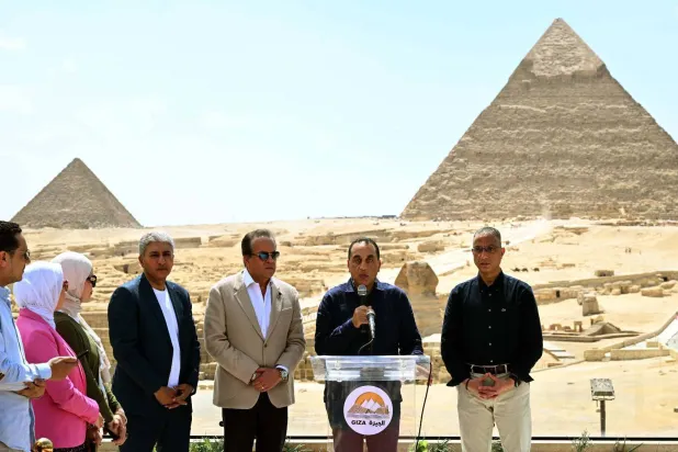 رئيس الوزراء المصري خلال مؤتمر صحافي عقده بجوار الأهرامات (رئاسة مجلس الوزراء المصري)