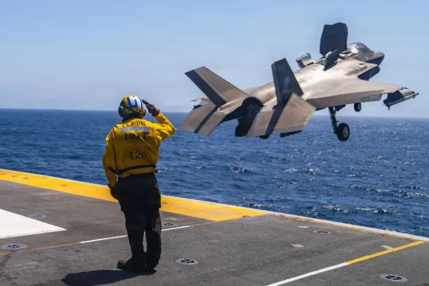 ABD'nin amfibi hücum gemisi USS Tripoli'den bir F-35B savaş uçağı, Arap Denizi'ndeki operasyonlar sırasında kalkış yapıyor (CENTCOM)