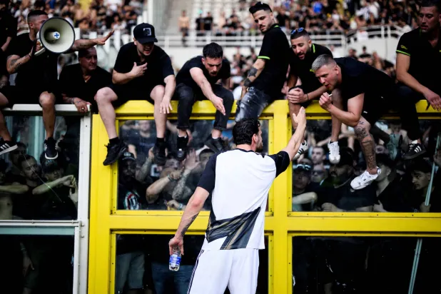 لوكاتيلي لاعب يوفنتوس يتحدث إلى الجماهير عقب وقوع اضطرابات بين المشجعين قبل المباراة (رويترز)