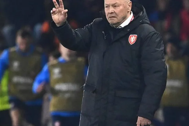مدرب المنتخب التشيكي ميروسلاف كوبيك خلال نهائي الملحق الأوروبي المؤهل لمونديال 2026 (أ.ف.ب)