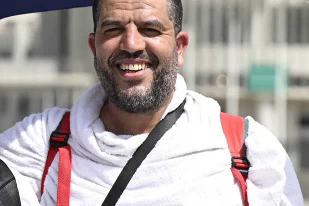 قطع الحاج الجزائري آلاف الأميال عابراً البحر والبر ليلبّي النداء الذي انتظره طوال حياته (تصوير: بشير صالح)