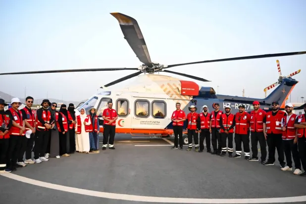 Ambulans helikopterler, hacı adaylarına hizmet etmek için gökyüzünde asılı duran can damarları gibi (Fotoğraf: Beşir Salih)