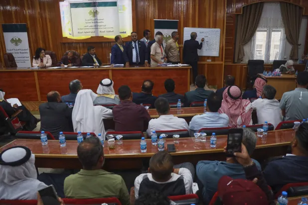 مسؤولو الانتخابات يفرزون الأصوات خلال انتخابات برلمانية في الحسكة شمال شرق سوريا يوم 24 مايو 2026 (أ.ب)