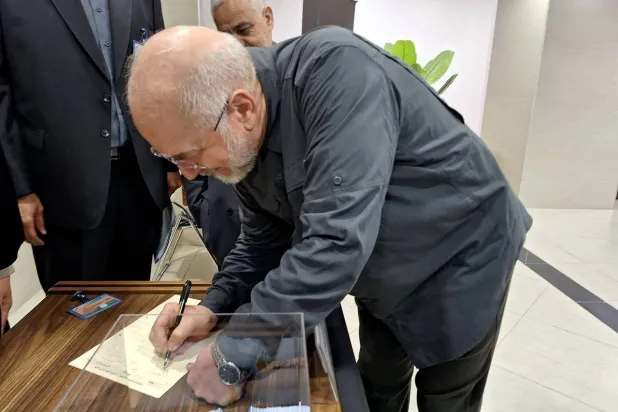 صورة نشرها موقع البرلمان الإيراني من قاليباف خلال مشاركته في انتخابات داخلية للبرلمان، أعيد بموجبها انتخابه رئيساً (موقع البرلمان)