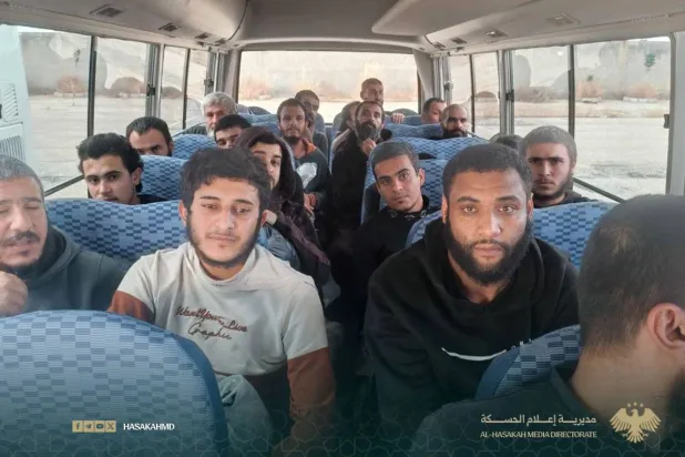 موقوفون محسوبون على «قسد» داخل حافلة متوجهين إلى جنوب الحسكة بعد الإفراج عنهم (مديرية إعلام الحسكة)