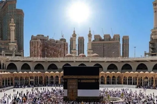 During the moment of alignment, shadows cast by vertical objects in Makkah’s surroundings nearly disappear as sunlight falls almost perpendicularly on the surface. (SPA)
