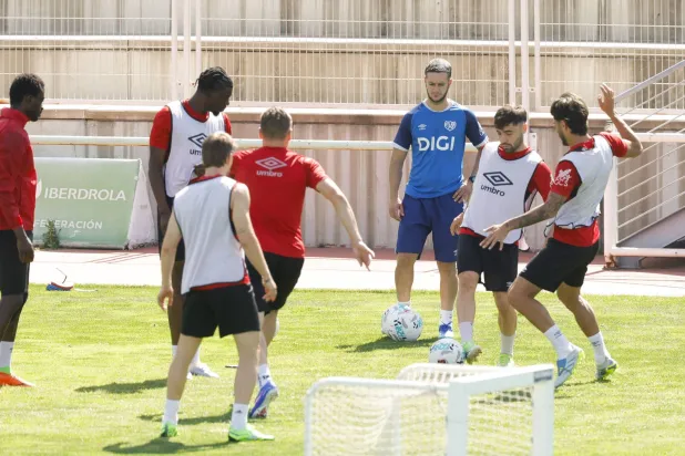 لاعبو رايو فايكانو يستعدون لنهائي دوري المؤتمر الأوروبي (إ.ب.أ)