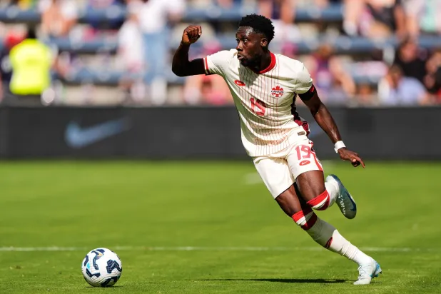 ألفونسو ديفيز لاعب بايرن ميونيخ ومنتخب كندا (أ.ب)
