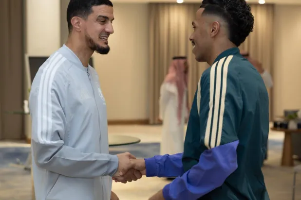 المفرج يصافح الجوير في معسكر التجمع بالرياض قبل المغادرة إلى أميركا (المنتخب السعودي)