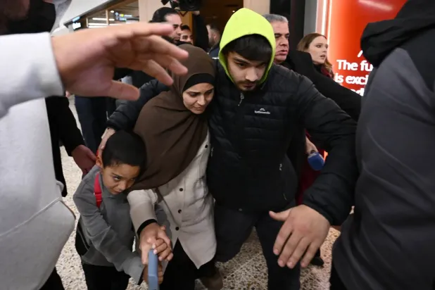 İddialara göre DEAŞ ile bağlantılı olan bir kadın ve çocuk Melbourne Uluslararası Havalimanı'na geldi (AP)