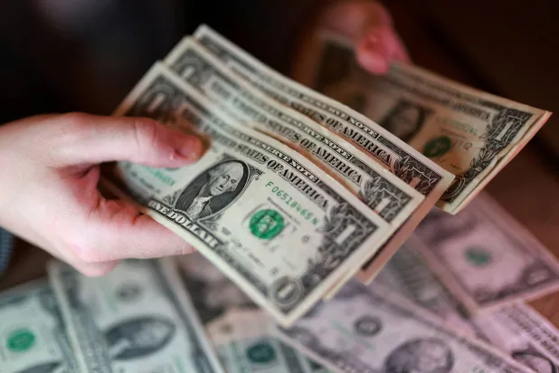 أوراق نقدية من فئة الدولار الأميركي (رويترز)