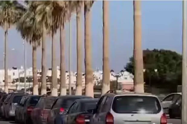 طابور سيارات بالقرب من إحدى محطات الوقود في درنة شرق ليبيا في تسجيل مصور نقلته وسائل إعلام محلية