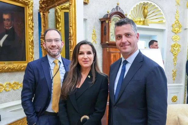 السفيرة اللبنانية لدى الولايات المتحدة ندى حمادة معوض تتوسط مساعد الرئيس الأميركي دونالد ترمب نائب مستشار الأمن القومي مايكل نيدهام والمسؤول بمجلس الأمن القومي آندي بايكر (خاص)