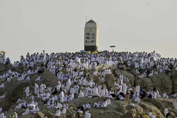 الحجاج يقفون على صعيد عرفات صباح الثلاثاء التاسع من ذي الحجة (تصوير: بشير صالح)