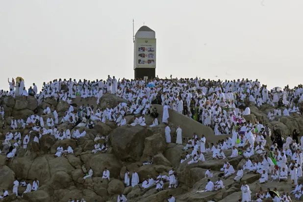 الحجاج وقفوا على صعيد عرفات تلهج ألسنتهم بالتلبية والتهليل والدعاء طلباً للمغفرة والرحمة (تصوير: بشير صالح)
