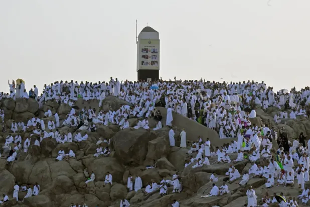Hacılar, bağışlanma ve rahmet dileğiyle telbiye, tekbir ve dualar eşliğinde Arafat Vakfesi’ni eda etti. (Fotoğraf: Beşir Salih)