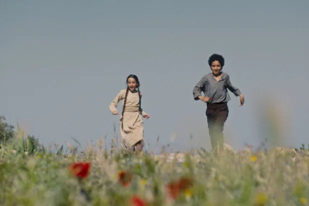 الأطفال في الفيلم جزء من الحركة الثائرة (مؤسسة دلول للفنون)