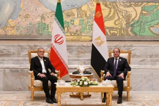 الرئيس السيسي ونظيره الإيراني مسعود بزشكيان في لقاء سابق بالقاهرة ديسمبر 2024 (الرئاسة المصرية)