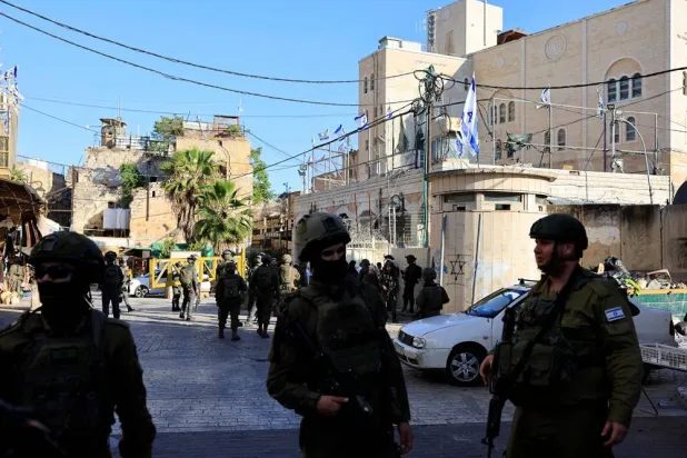  Israeli soldiers keep watch during a weekly settlers' tour in Hebron, in the Israeli-occupied West Bank, May 23, 2026. (Reuters)