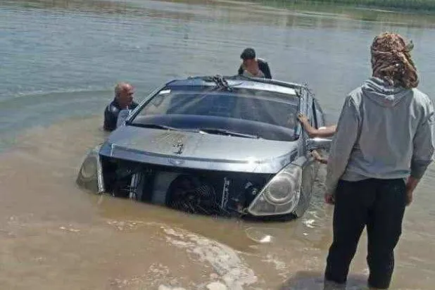 صورة متداولة للعبارة المائية التي غرقت في دير الزور وهي تحمل سيارة