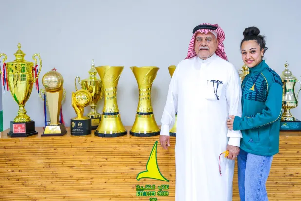 سارة الهلال مع والدها خلال تكريمها في نادي الخليج (موقع النادي)