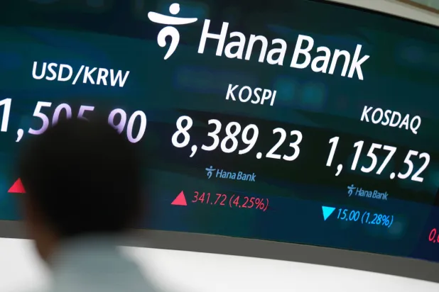 شاشات تعرض مؤشر «كوسبي» وسعر صرف العملات الأجنبية بين الدولار والوون الكوري الجنوبي، ومؤشر أسعار الأوراق المالية الكوري الآلي في سيول (أ.ب)