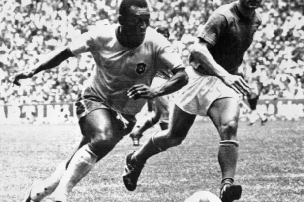البرازيلي بيليه يتخطى المدافع الإيطالي تارتشيزيو بورنييك في نهائي مونديال 1970 (أ.ف.ب)