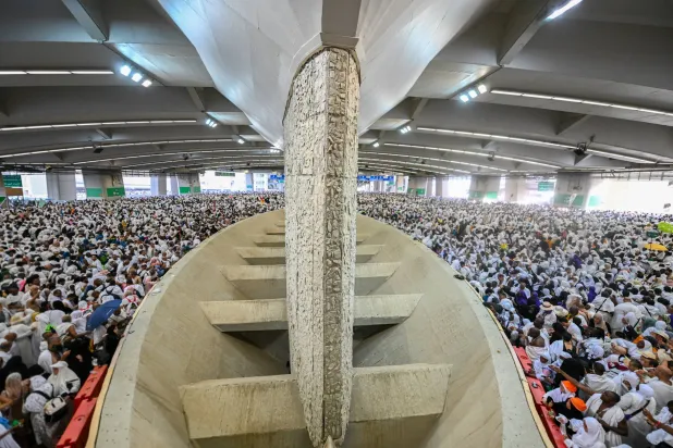 حجاج بيت الله الحرام يرمون جمرة العقبة الكبرى في أول أيام عيد الأضحى (تصوير: علي خمج)