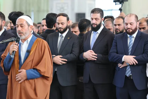 الرئيس السوري أحمد الشرع ومسؤولون سوريون يؤدون صلاة العيد في جامع عبد الله بن عباس بمدينة حلب (حساب الرئاسة)