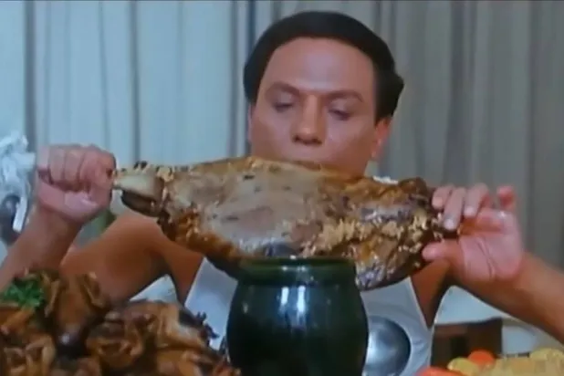 عادل إمام في فيلم «بخيت وعديلة» منفرداً بكميات من اللحوم (يوتيوب)