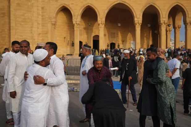 مصلون يتبادلون المعايدات بعد صلاة عيد الأضحى في جامع محمد الأمين في وسط بيروت (أ.ب)