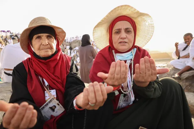 الحاجة اللبنانية نجمة رفاعي حمود مع ابنتها منى عطا الله الحسين في المشاعر المقدسة (تصوير: عدنان مهدلي)