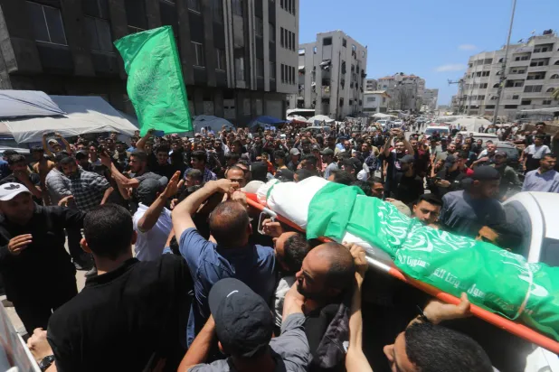 فلسطينيون يحملون جثامين محمد عودة القائد في الجناح العسكري لحركة «حماس» وزوجته وابنه خلال جنازتهم في مدينة غزة 27 مايو 2026 (د.ب.أ)