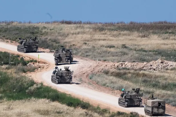 İsrail'in kuzeyinden çekilen bu fotoğrafta, İsrail topçu birliğinin İsrail-Lübnan sınırını geçerek Lübnan'a girdiği görülüyor... 27 Mayıs 2026 (Reuters)