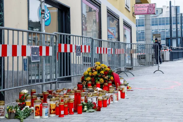 شموع وزهور موضوعة في موقع الحادث الذي أودى بحياة فتى يبلغ من العمر 14 عاماً وأسفر عن إصابة آخرين بجروح في هجوم طعن في بلدة فيلاخ النمساوية يوم 16 فبراير 2025 (رويترز)