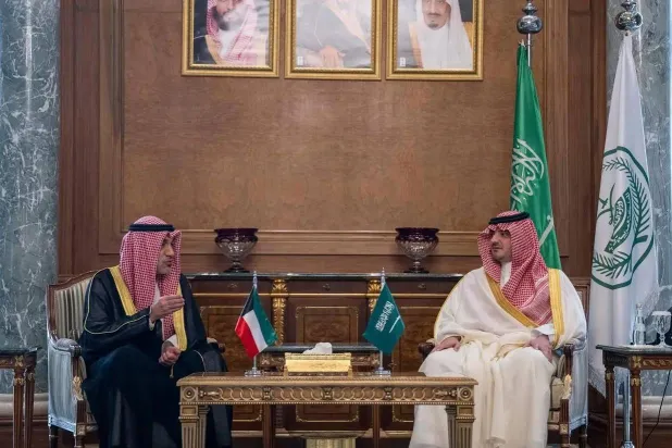 الأمير عبد العزيز بن سعود مستقبلاً الشيخ فهد اليوسف بمقر وزارة الداخلية السعودية في مكة المكرمة (واس)