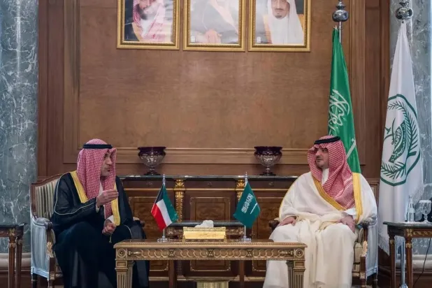 Prens Abdulaziz bin Suud, Şeyh Fahd el-Yusuf'u Mekke-i Mükerreme'deki Suudi Arabistan İçişleri Bakanlığı merkezinde kabul etti (SPA)
