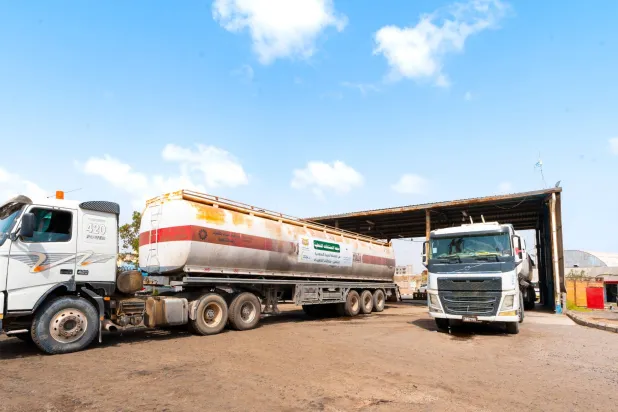 Trucks carrying oil derivatives provided by Saudi Arabia to Yemeni are seen on January 27. (SDRPY)