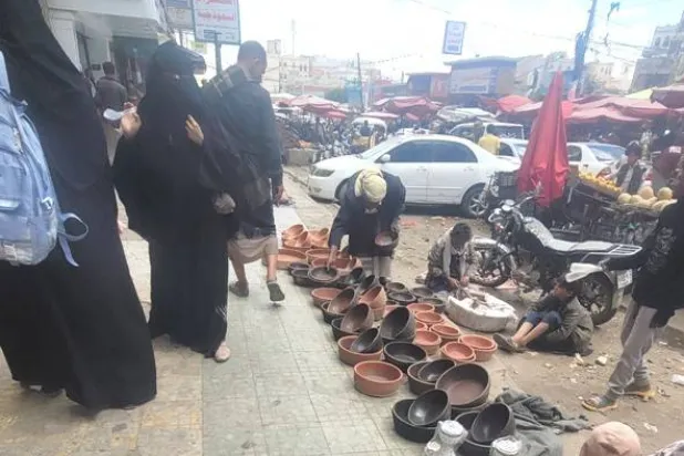 جبايات الحوثيين قادت إلى ارتفاع الأسعار وتراجع القدرة الشرائية (الشرق الأوسط)
