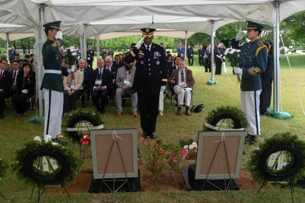 The commander of the United States Forces Korea (USFK) and of the United Nations Command (UNC) general Xavier Brunson pays his respects at the graves of two French veterans of the Korean War, Jacques Grisolet and Andre Datcharry, at the United Nations Memorial Cemetery in Korea (UNMCK) in Busan, South Korea, on May 27, 2026. (AFP) 