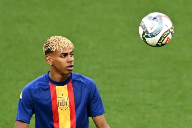 08 June 2025, Bavaria, Munich: Spain's Lamine Yamal warms up before the start of the UEFA Nations League final match between Portugal and Spain at the Allianz Arena. (dpa) 