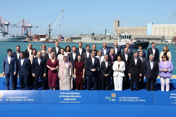 صورة جماعية للمشاركين في الاجتماع الوزاري الأوروبي في ليماسول الذي شارك فيه وزير الخارجية السعودي الأمير فيصل بن فرحان (أ.ف.ب)