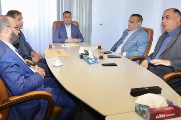 رئيس مصلحة الضرائب في غرب ليبيا خلال اجتماع لمناقشة تسوية مديونية الجهات العامة لدى المصلحة في عام 2024 (الصفحة الرسمية للمصلحة)