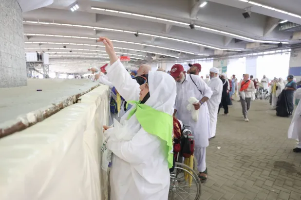 الحجاج خلال أدائهم مناسك أول أيام التشريق برمي الجمرات الثلاث (تصوير: عدنان مهدلي)