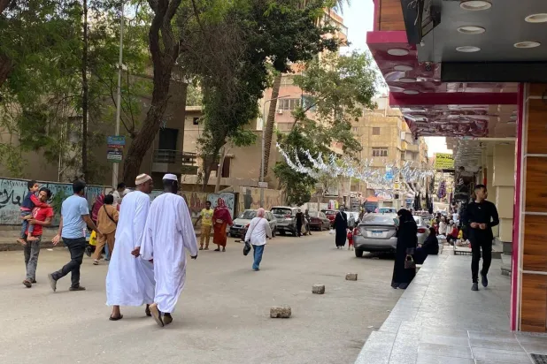 عشرات الآلاف من السودانيين رحلوا من مصر لكن الوجود السوداني لا يزال ملحوظاً في الشارع (الشرق الأوسط)