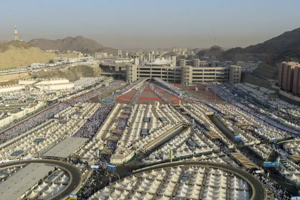 حجاج مسلمون خلال موسم الحج السنوي في منى بالمملكة العربية السعودية - 27 مايو 2026 (رويترز)
